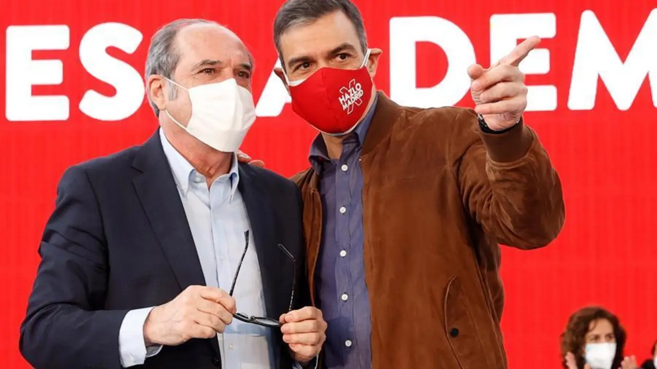El presidente del Gobierno, Pedro S&aacute;nchez (d), participa en un acto de campa&ntilde;a del PSOE para apoyar al candidato socialista a la Comunidad de Madrid, &Aacute;ngel Gabilondo (i), en Getafe, este domingo. M&aacute;s polarizada si cabe que al principio, la campa&ntilde;a para las elecciones madrile&ntilde;as del 4 de mayo llega a su ecuador con m&aacute;s debate ideol&oacute;gico que propositivo y con gran presencia de los l&iacute;deres nacionales de los partidos. EFE/ Chema Moya
