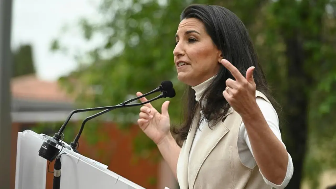 La candidata de Vox a la Comunidad de Madrid, Roc&iacute;o Monasterio, celebra un acto de campa&ntilde;a junto al presidente del partido, Santiago Abascal. EFE/Fernando Villar