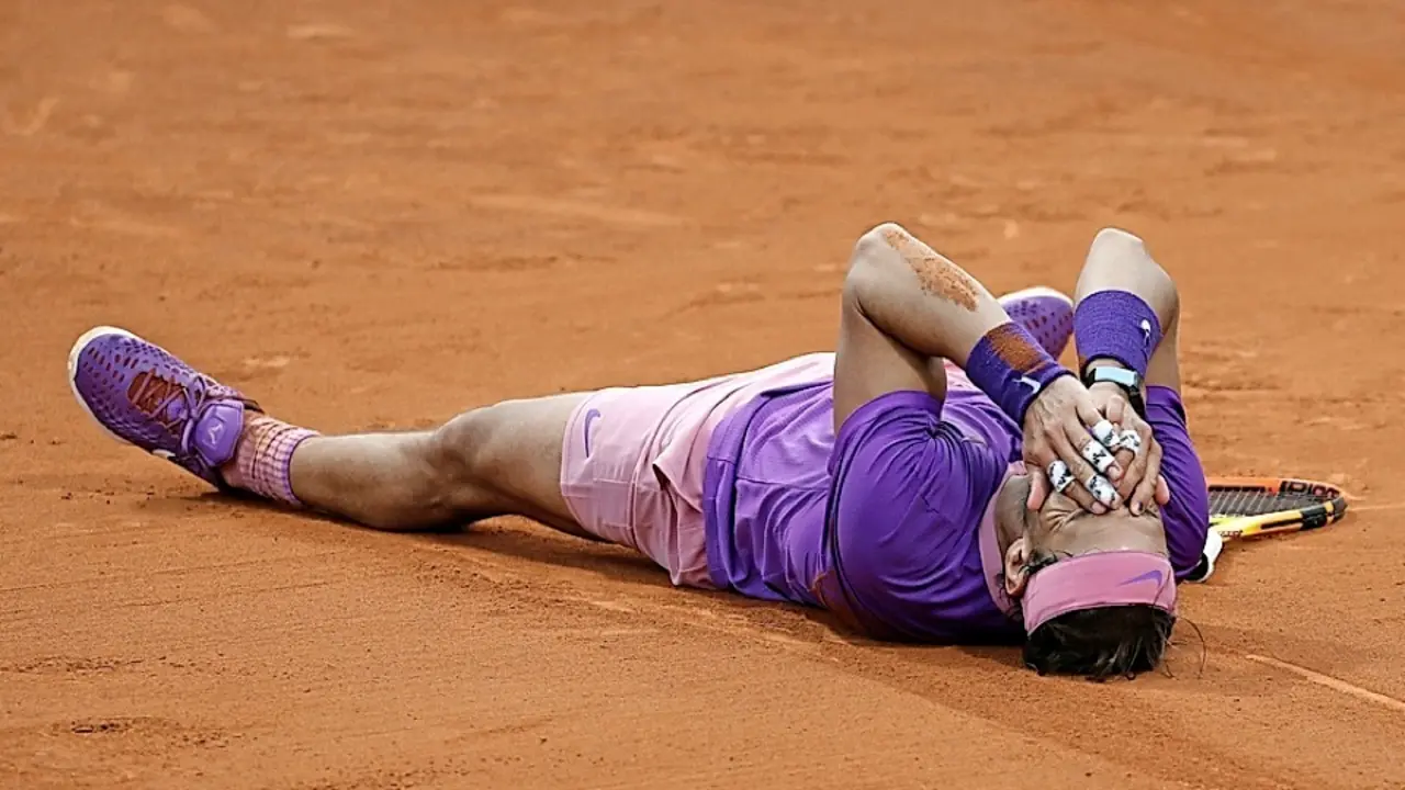 Rafa Nadal tumbado en el suelo tras conquistar su duod&eacute;cimo torneo Conde de God&oacute;. / EFe