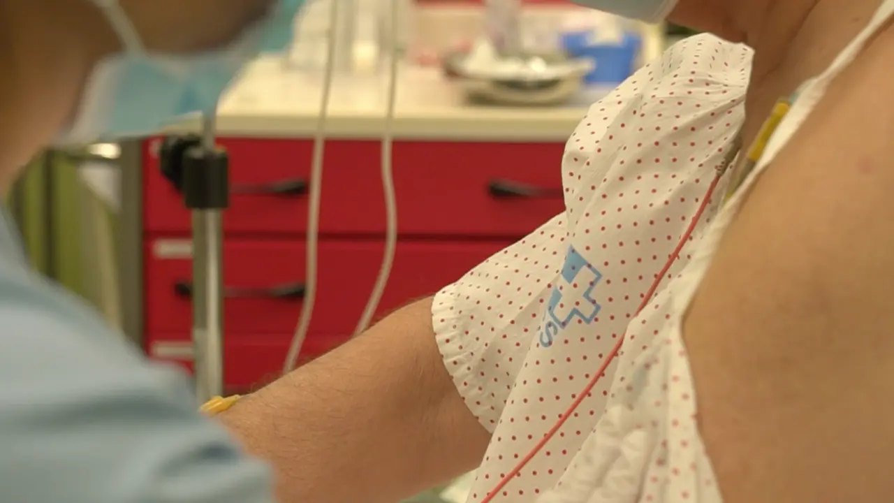 Una sanitario del Hospital Marqu&eacute;s de Valdecilla atiende a un paciente. / TREVOL