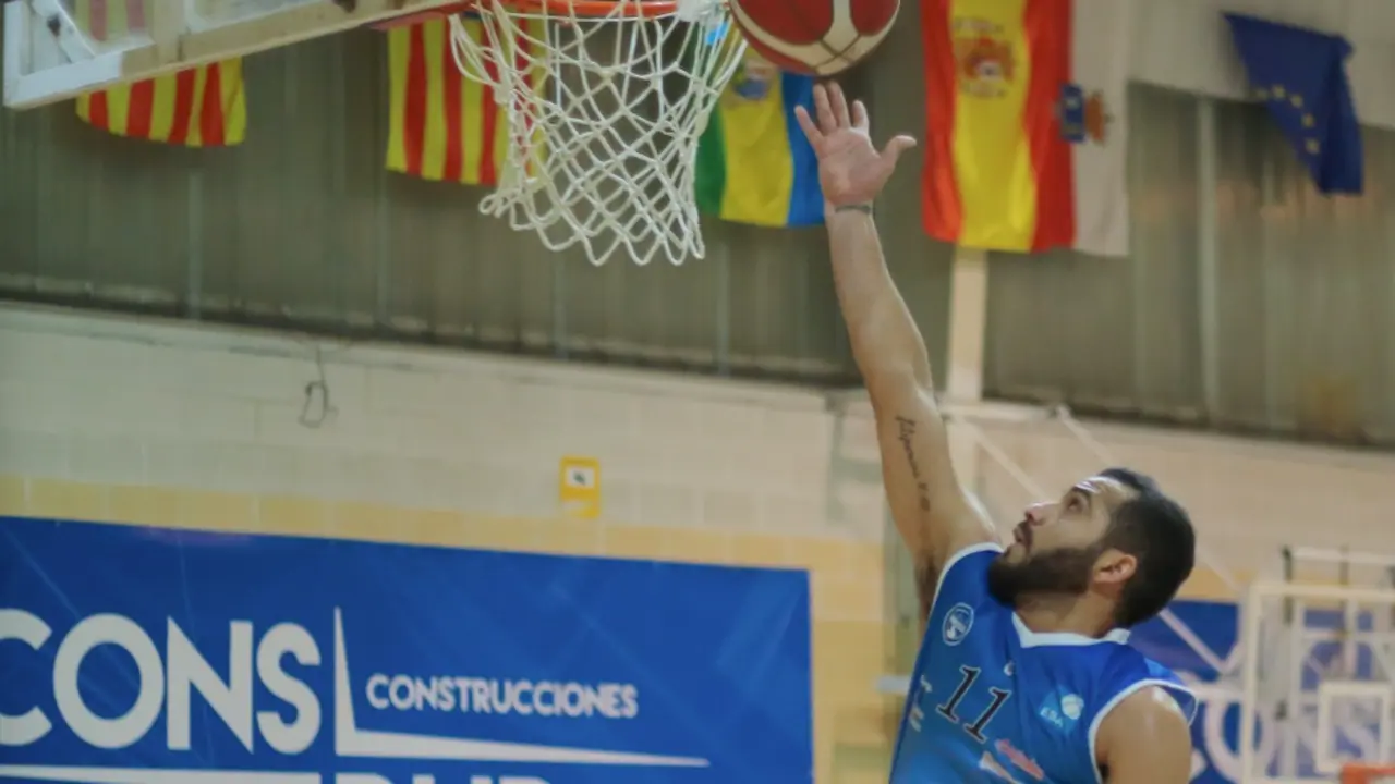 Un jugador del Bezana lanza a canasta.