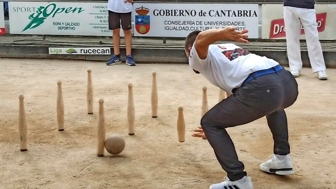Gabriel Cagigas birlando ayer en La Tapia de Sobarzo. / jes&uacute;s