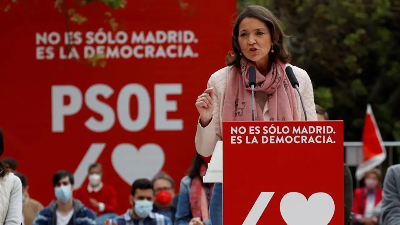 La ministra de Industria, Comercio y Turismo, Reyes Maroto, interviene durante un acto de campa&ntilde;a del candidato socialista a las elecciones de la Comunidad de Madrid, &Aacute;ngel Gabilondo, celebrado este s&aacute;bado en el distrito de Puente de Vallecas. EFE/Chema Moya