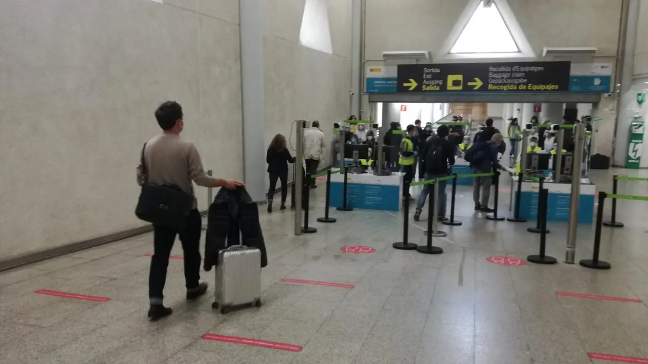 Archivo - Control de pasajeros internacionales en el aeropuerto de Palma.