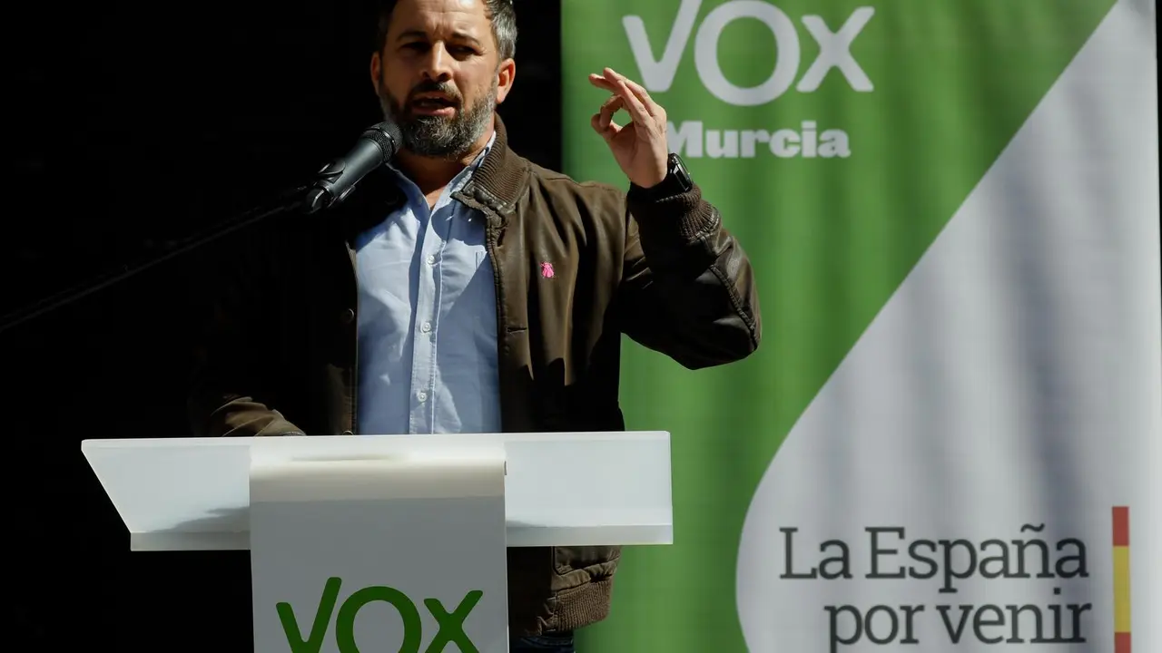 11-03-21 RUEDA DE PRENSA DE SANTIAGO ABASCAL EN LA PLAZA CARDENAL BELLUGA DE MURCIA