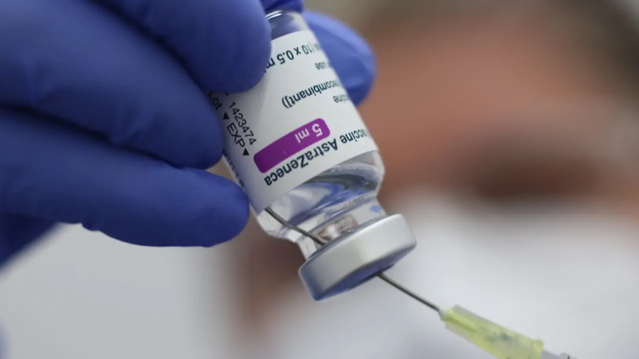 Un sanitario sostiene un frasco de Astrazeneca.