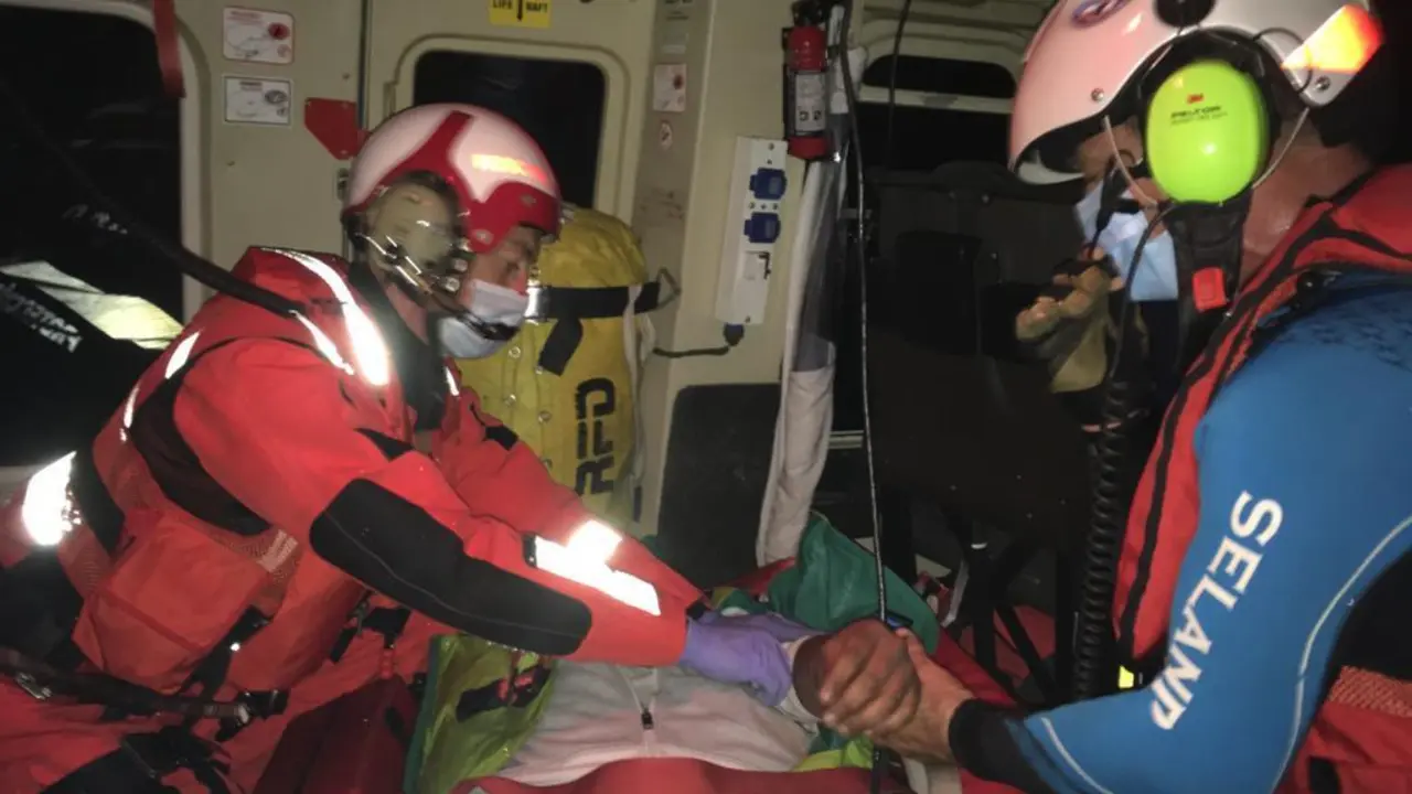 Los equipos de emergencias realizan las labores de cuidado del hombre accidentado. / 112