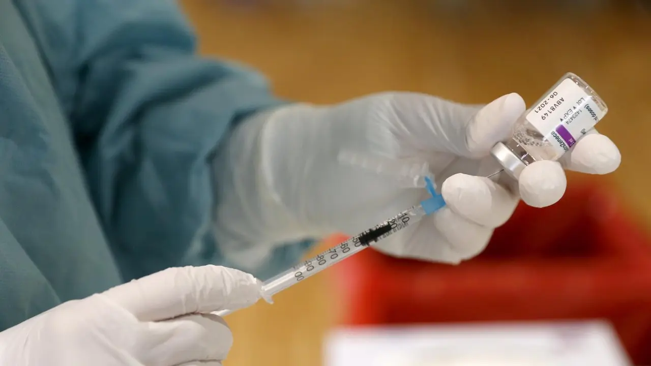 Sanidad comienza hoy a vacunar JeringaGota de sangreDelantal de laboratorio con #Janssen a personas mayores de 70 a&ntilde;os inmovilizadas en sus domicilios