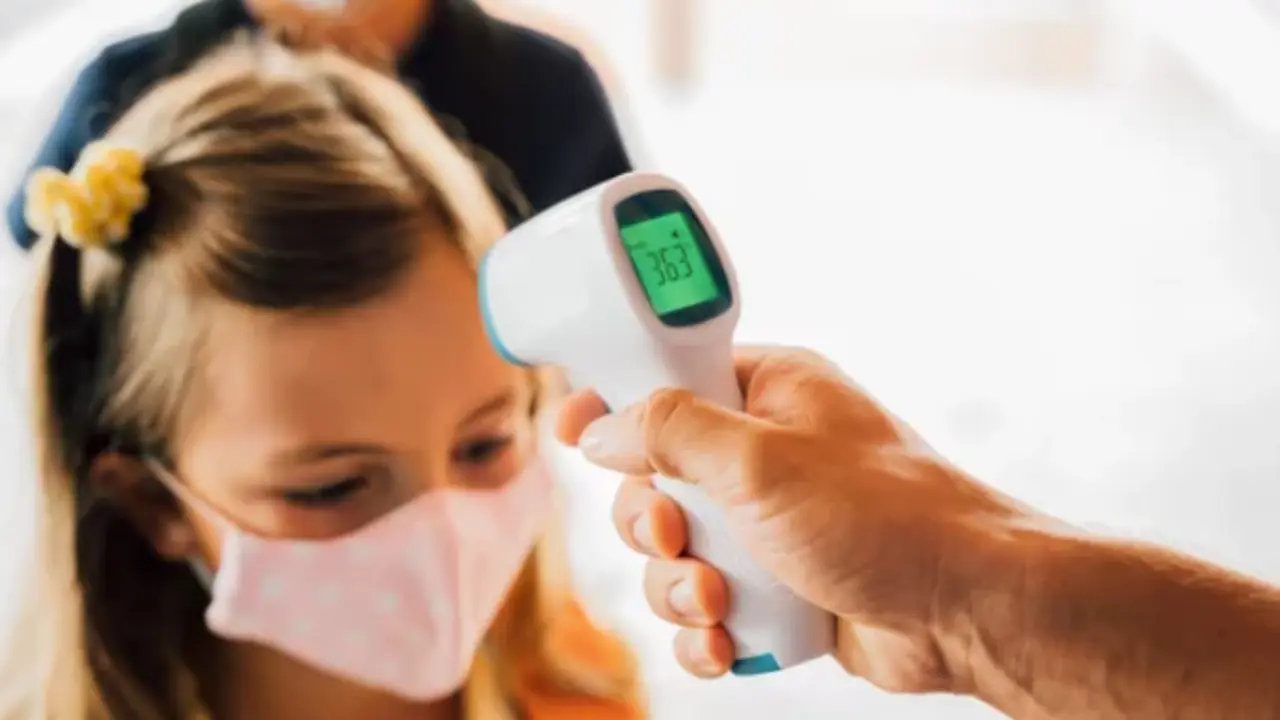 Un profesor realiza una comprobaci&oacute;n de la temperatura de los ni&ntilde;os. / ALERTA
