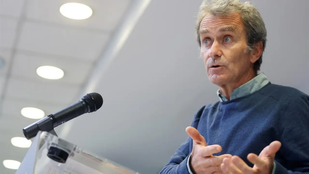 El director del Centro de Coordinaci&oacute;n de Alertas y Emergencias Sanitarias, Fernando Sim&oacute;n, durante la rueda de prensa ofrecida este lunes tras la reuni&oacute;n de seguimiento del coronavirus. EFE/Mariscal