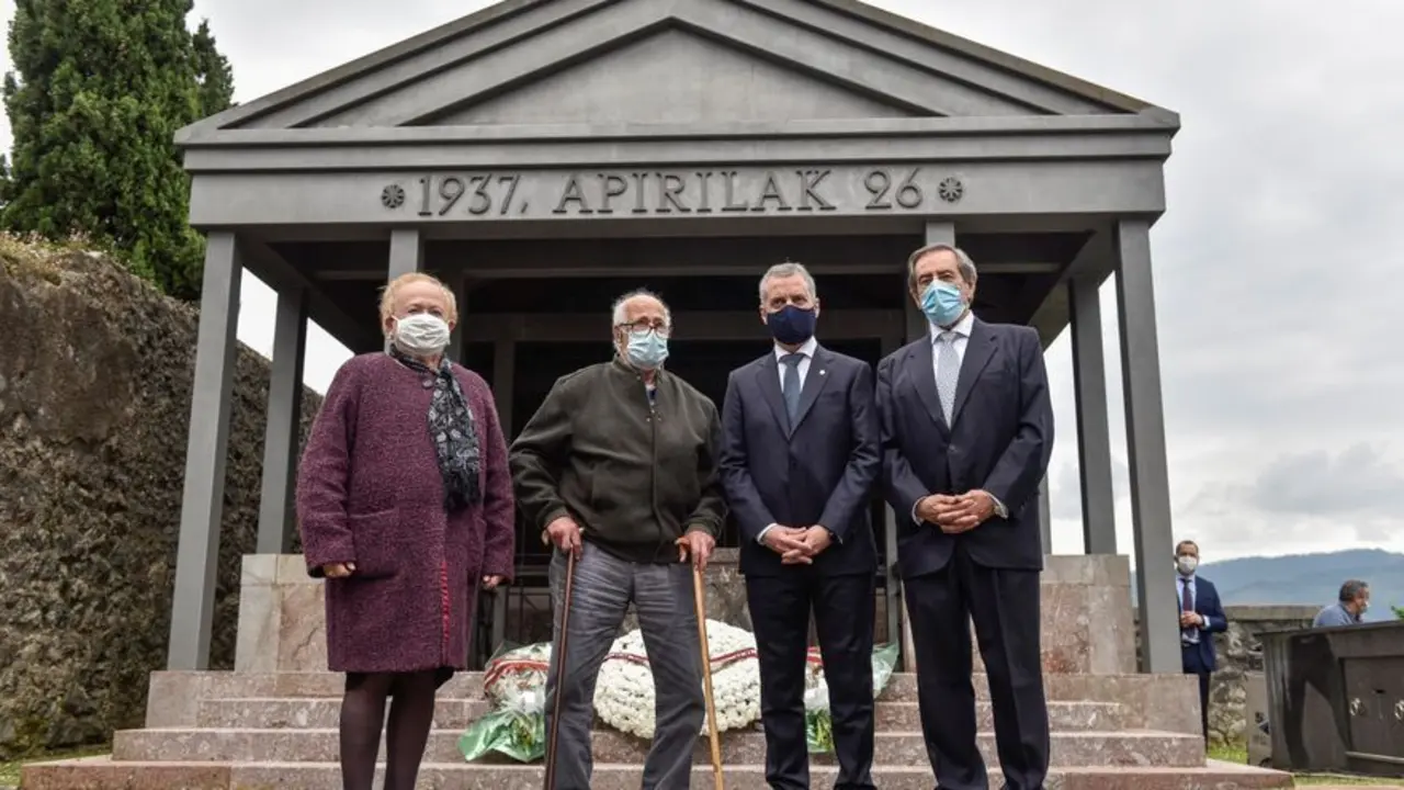El Lehendakari I&ntilde;igo Urkullu (2d) y el Alcalde de Gernika, Jose Mar&iacute;a Gorro&ntilde;o (d), han participado este lunes en el tradicional acto de conmemoraci&oacute;n del bombardeo de esta localidad vizca&iacute;na, donde han saludado a Francisco Garc&iacute;a San Roman (2i) y Mari Cruz Etxabe (i), dos testigos de los hechos ocurridos hace 84 a&ntilde;os. EFE/Miguel To&ntilde;a