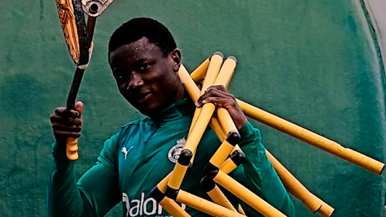 Soko, llevando el material para entrenar ayer, tras la victoria de Zaragoza. / Hardy