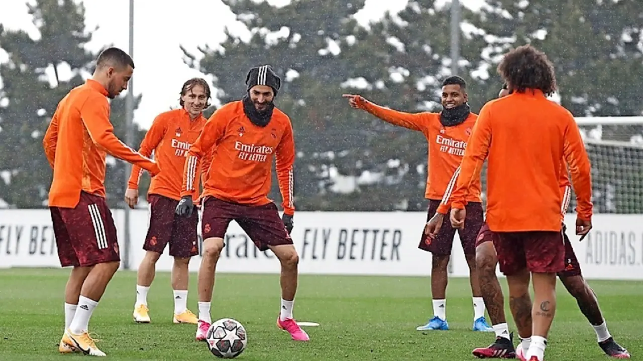 Los jugadores del Real Madrid durante el entrenamiento realizado este lunes en la Ciudad Deportiva de Valdebebas. / EFE