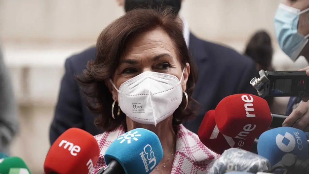 La vicepresidenta primera del Gobierno, Carmen Calvo, ha considerado "muy grave" las amenazas de muerte que han recibido el ministro del Interior, Fernando Grande-Marlaska, el candidato de Podemos a la Comunidad de Madrid, Pablo Iglesias, y la directora general de la Guardia Civil, Mar&iacute;a G&aacute;mez, en declaraciones a los periodistas este viernes, antes de visitar las obras de la nueva Biblioteca del Estado de C&oacute;rdoba. EFE /Rafa Alcaide
