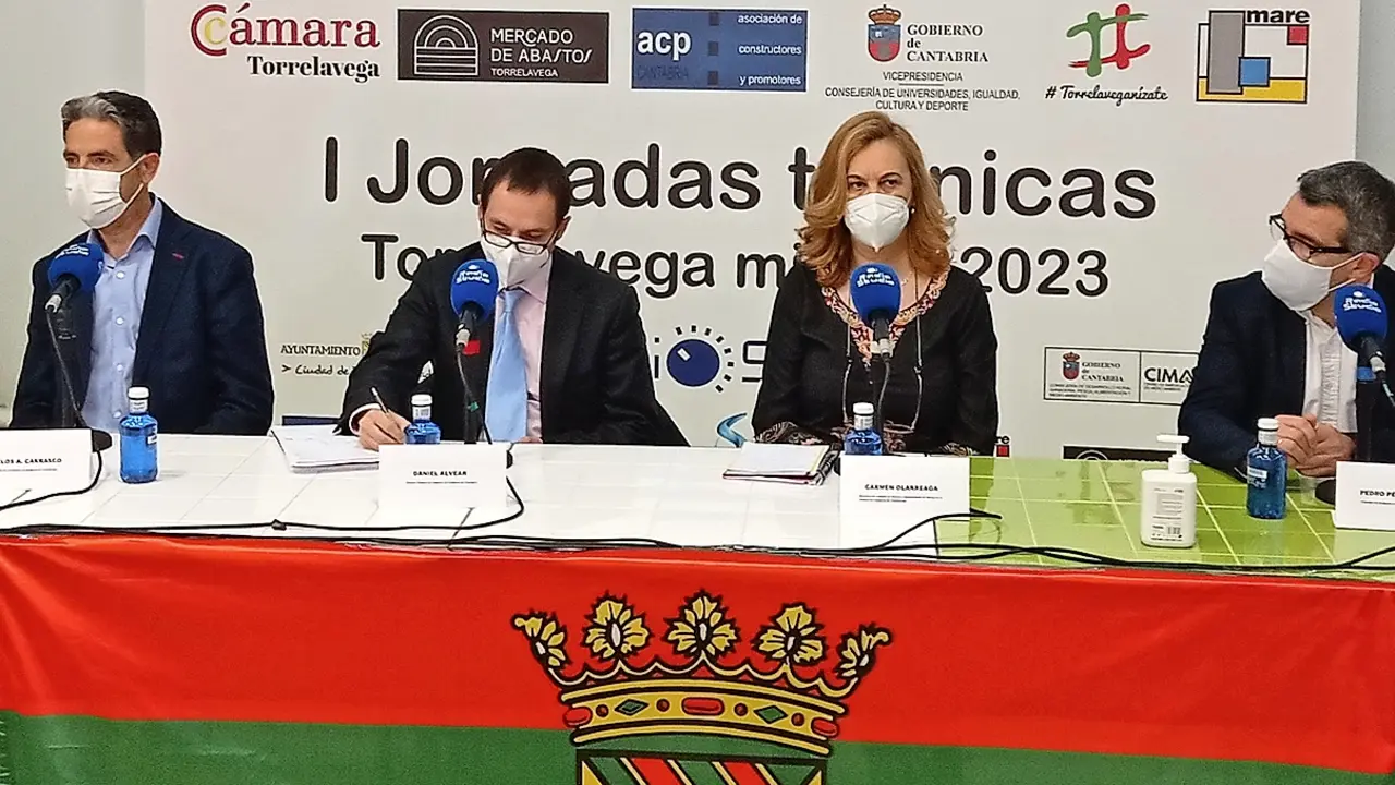 Representantes del sector empresarial y del Ayuntamiento durante la tertulia.