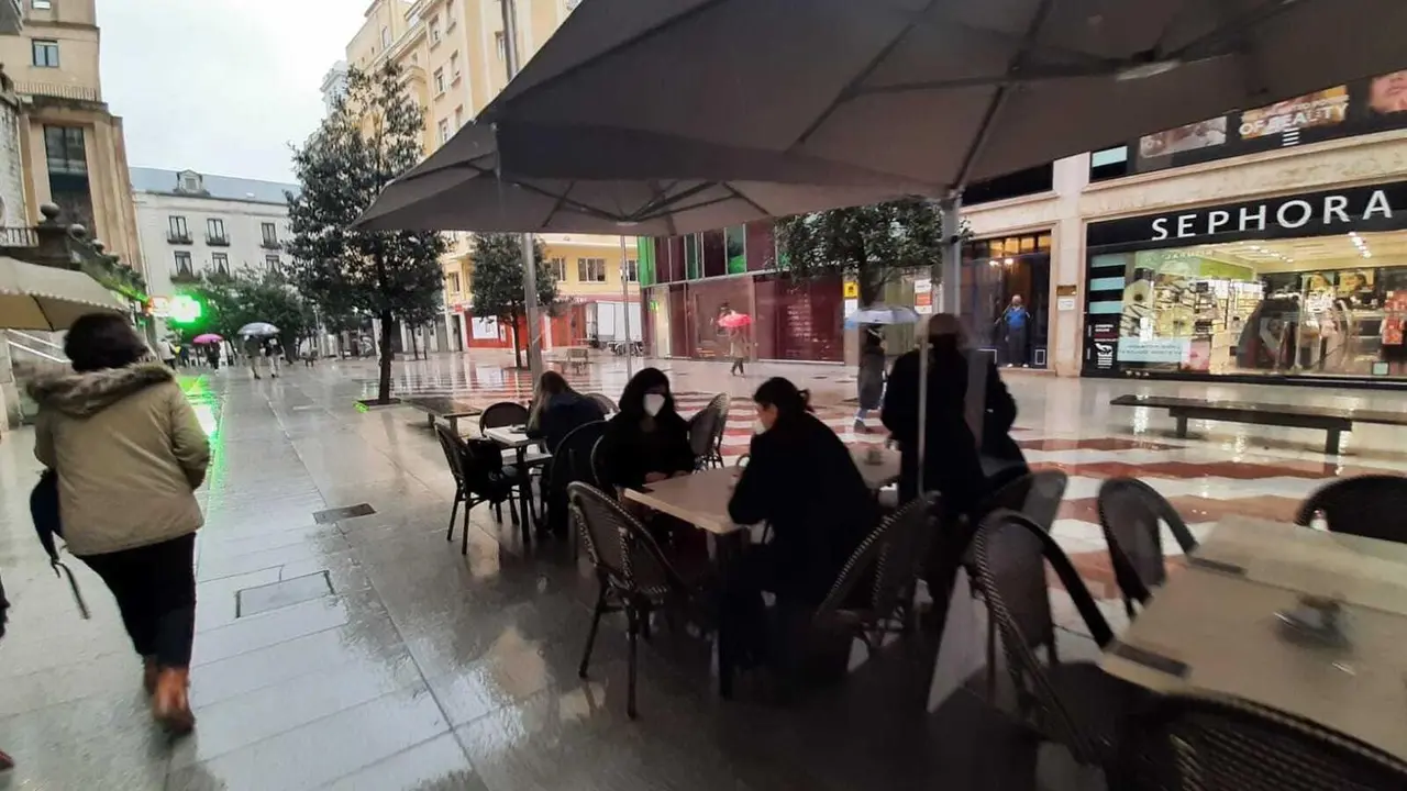 Varias personas en una terraza en el centro de Santander en el d&iacute;a de hoy. / S. D&iacute;az