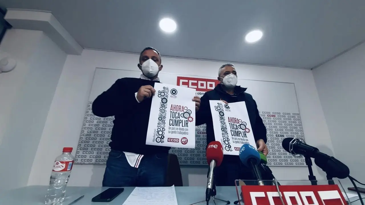 El l&iacute;der de UGT, Mariano Carmona y el de CCOO Carlos S&aacute;nchez durante la rueda de prensa celebrada en la sede. / S. D&Iacute;AZ