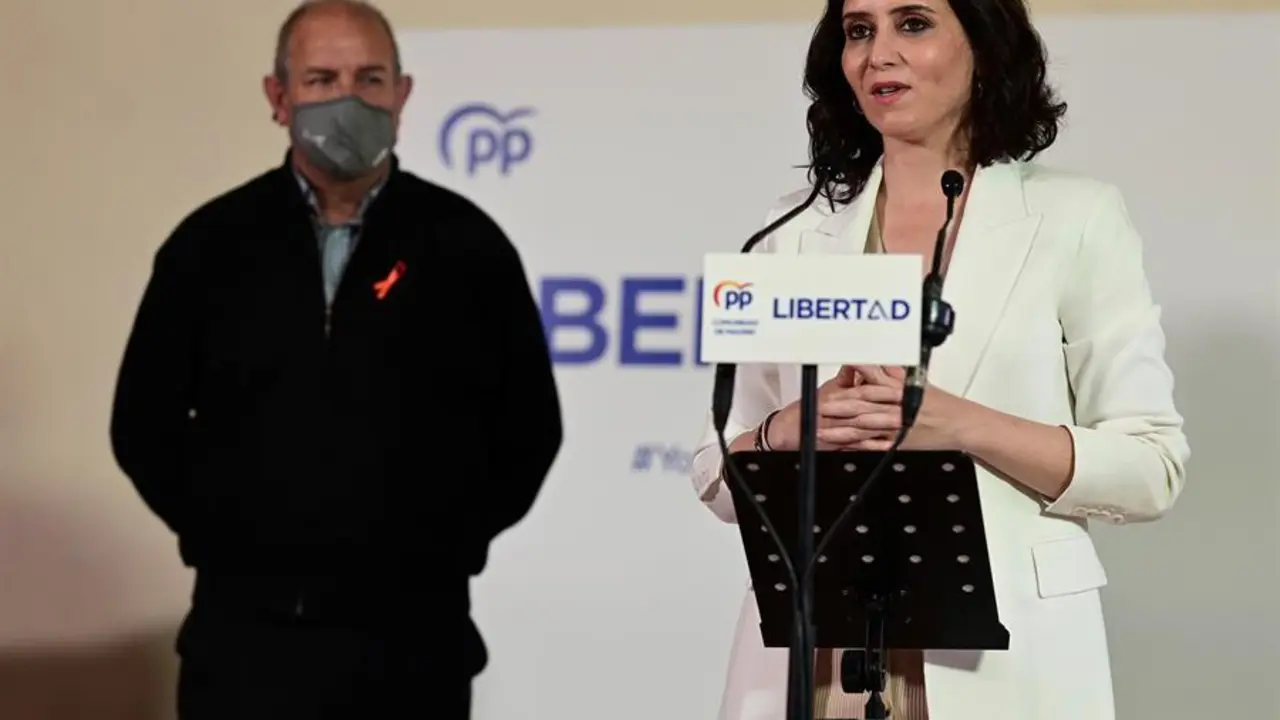 La presidenta de la Comunidad de Madrid y candidata del PP a la reelecci&oacute;n, Isabel D&iacute;az Ayuso (d), presenta sus propuestas electorales en materia de educaci&oacute;n, este martes, durante su visita a un colegio de la localidad madrile&ntilde;a de Alcobendas, en el &aacute;mbito de la campa&ntilde;a electoral de cara a los comicios regionales del pr&oacute;ximo 4 de mayo. EFE/V&iacute;ctor Lerena