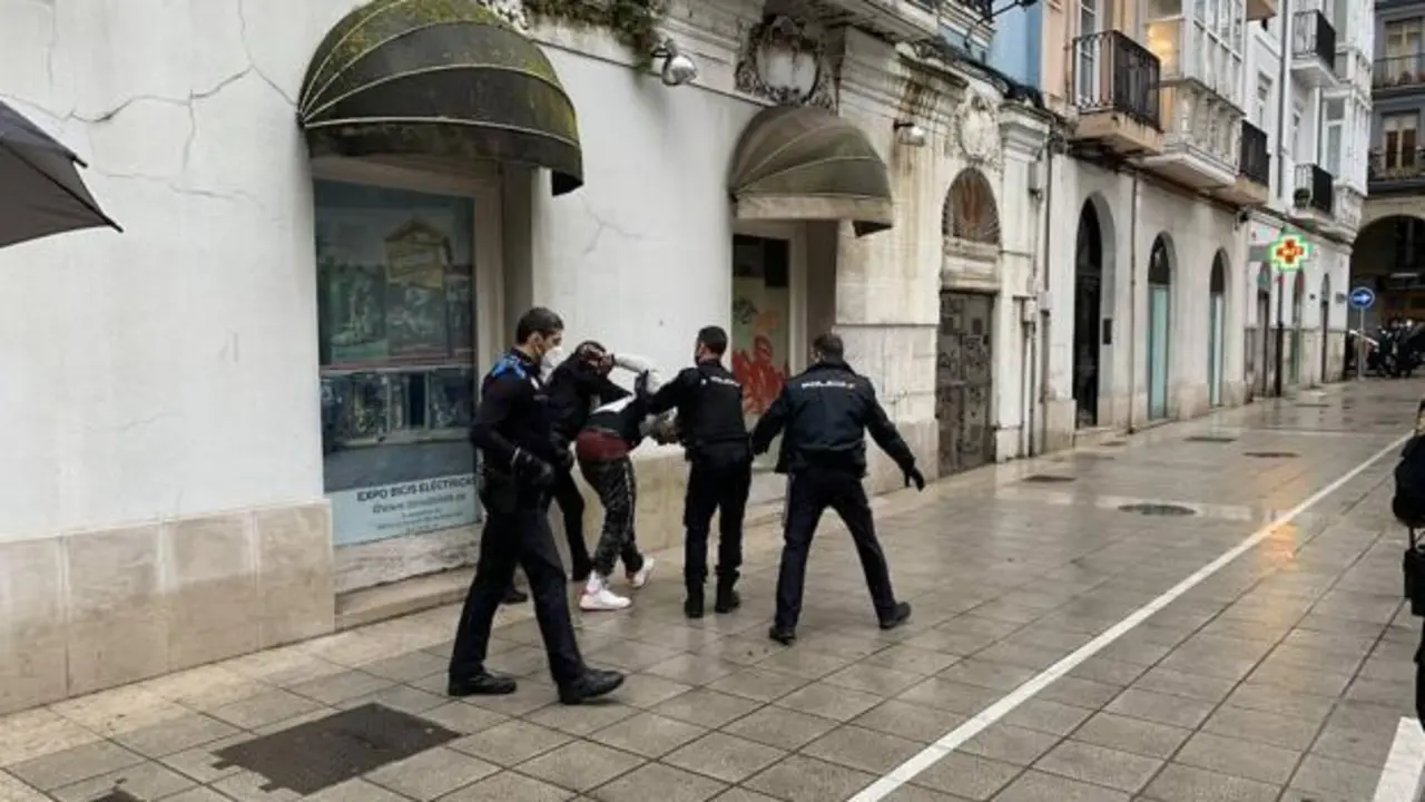 Detenci&oacute;n de uno de los agresores, en el centro de Santander. / RTVE