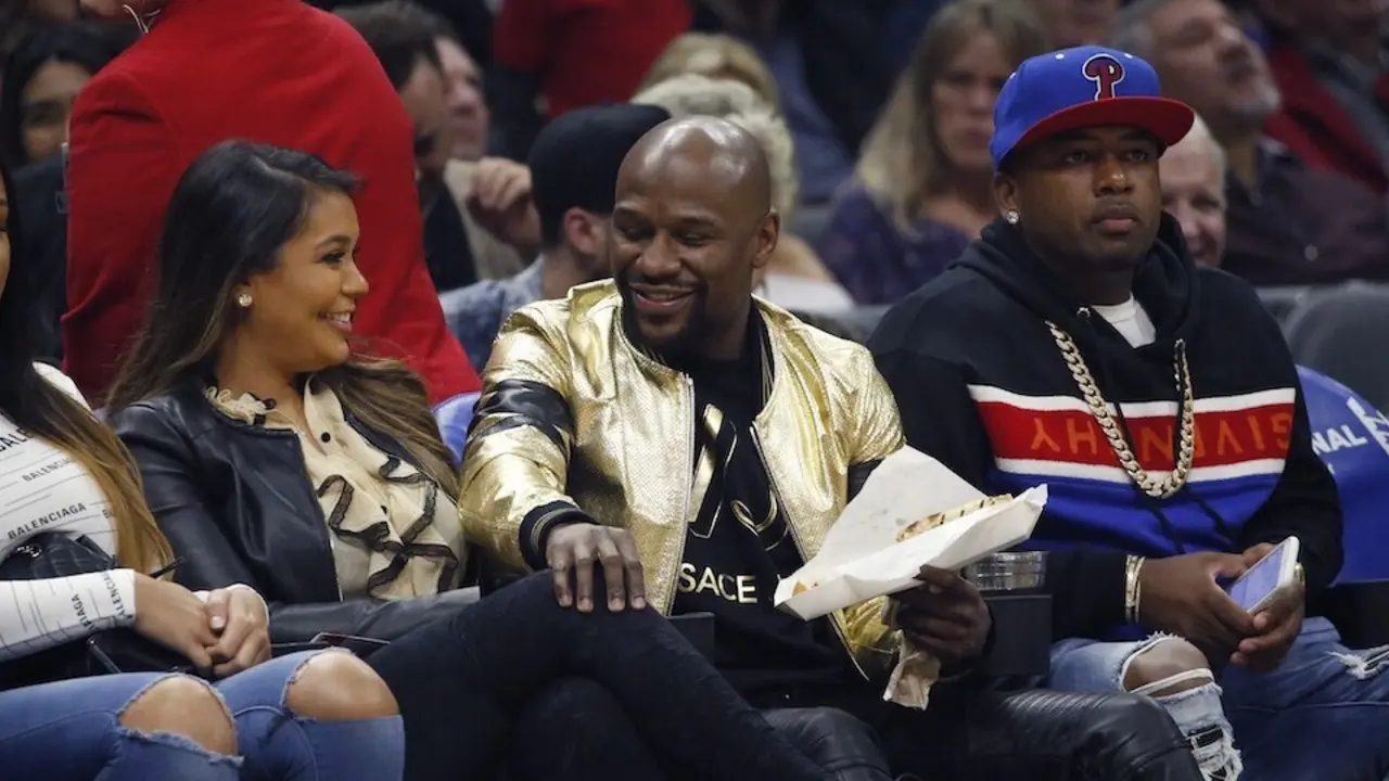 25 de febrero de 2019, Estados Unidos, Los &Aacute;ngeles: El boxeador estadounidense Floyd Mayweather Jr. (2-R) asiste al partido de baloncesto de la NBA entre Los &Aacute;ngeles Clippers y Dallas Mavericks en el STAPLES Center. Foto: Ringo Chiu/ZUMA Wire/dpa
  (Foto de ARCHIVO)
25/2/2019 SOLO PARA USO EN ESPA&Ntilde;A