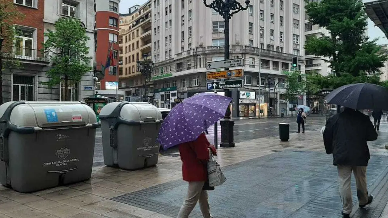Varias personas por el centro de Santander. / S. D&iacute;az