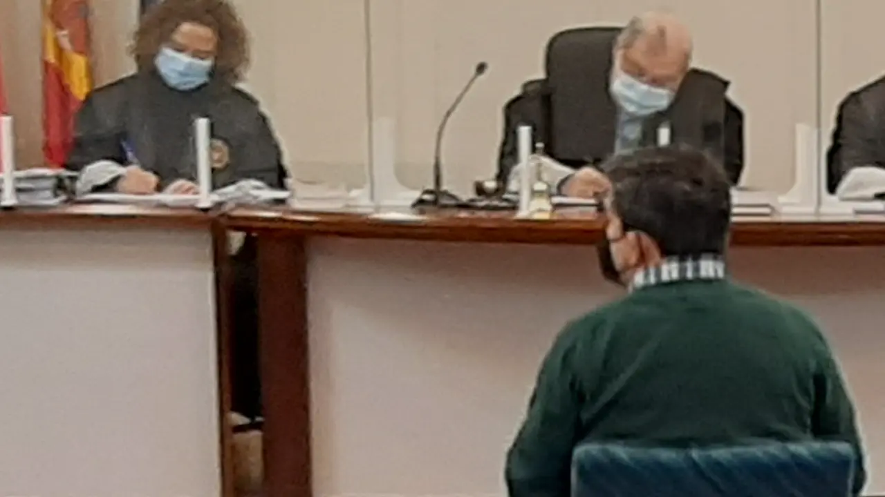 El exalcalde de Astillero Carlos Cortina en el juicio contra &eacute;l en la Audiencia Provincial