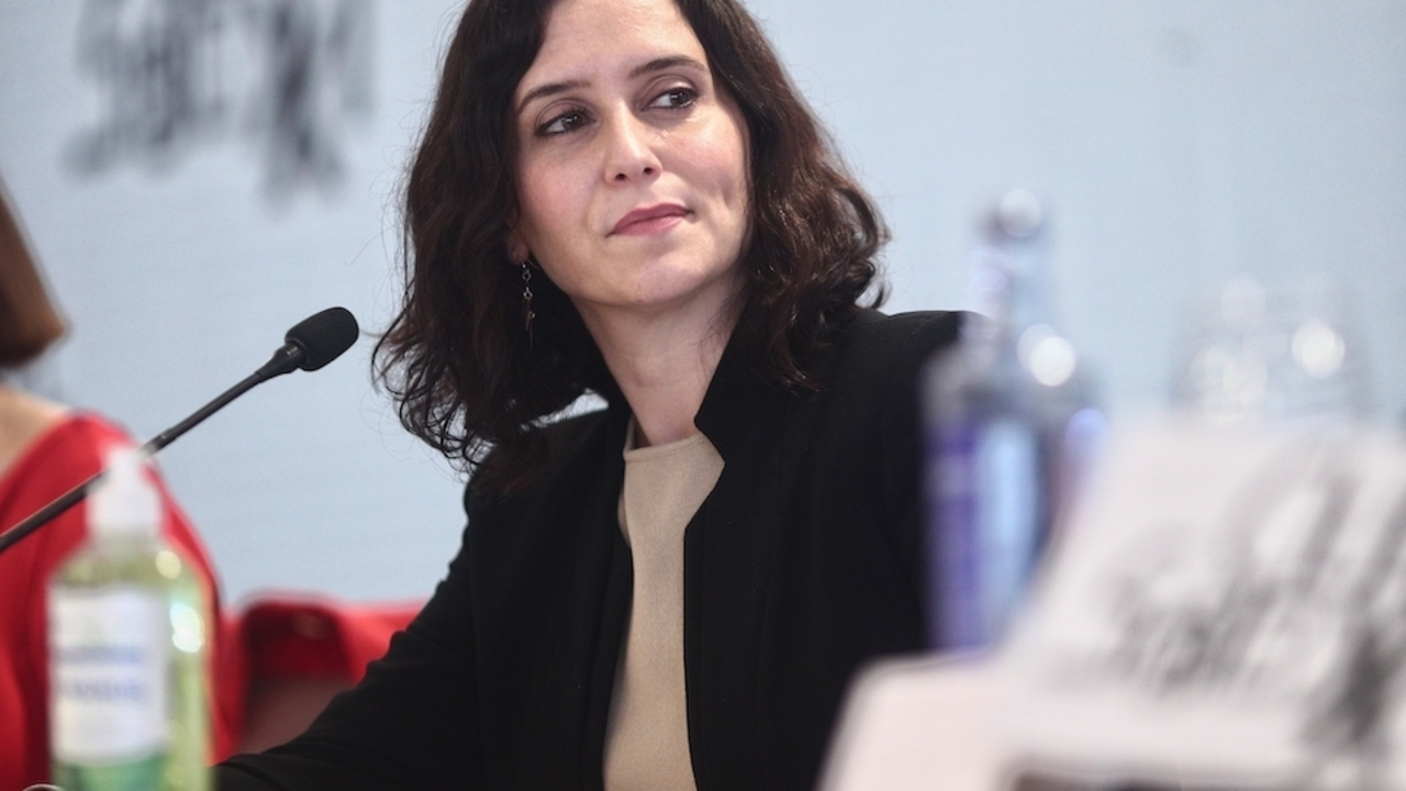 La presidenta de la Comunidad de Madrid y candidata a la reelecci&oacute;n, Isabel D&iacute;az Ayuso, interviene durante un desayuno-coloquio del Club Siglo XXI, a 28 de abril de 2021, en Madrid (Espa&ntilde;a). La presidenta madrile&ntilde;a participa en este evento despu&eacute;s de que ayer martes los sistemas de seguridad de Correos detectaran dos nuevas cartas con proyectiles dirigidas tanto a ella como a la Direcci&oacute;n General de la Guardia Civil.
28 ABRIL 2021;AYUSO;COLOQUIO;DESAYUNO;CLUB SIGLO XXI
Eduardo Parra / Europa Press
28/4/2021