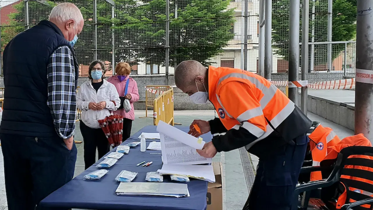 Un ciudadano se acerca a recoger sus mascarillas proporcionadas por el Ayuntamiento. / ALERTA