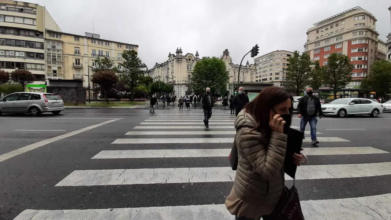 Varias personas con mascarilla por el centro de Santander. / S. D&iacute;az