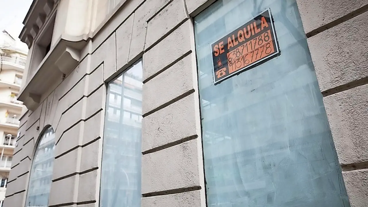 Fachada de un edificio donde se se&ntilde;ala una propiedad en alquiler. / efe