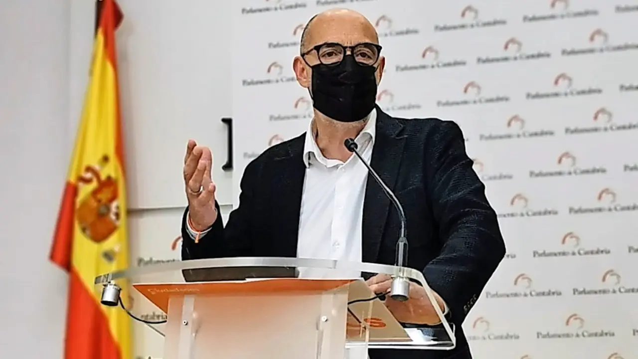 El portavoz de Cs, F&eacute;lix &Aacute;lvarez, durante la rueda de prensa sobre la enmienda a la Ley de Memoria Hist&oacute;rica. / ALERTA
