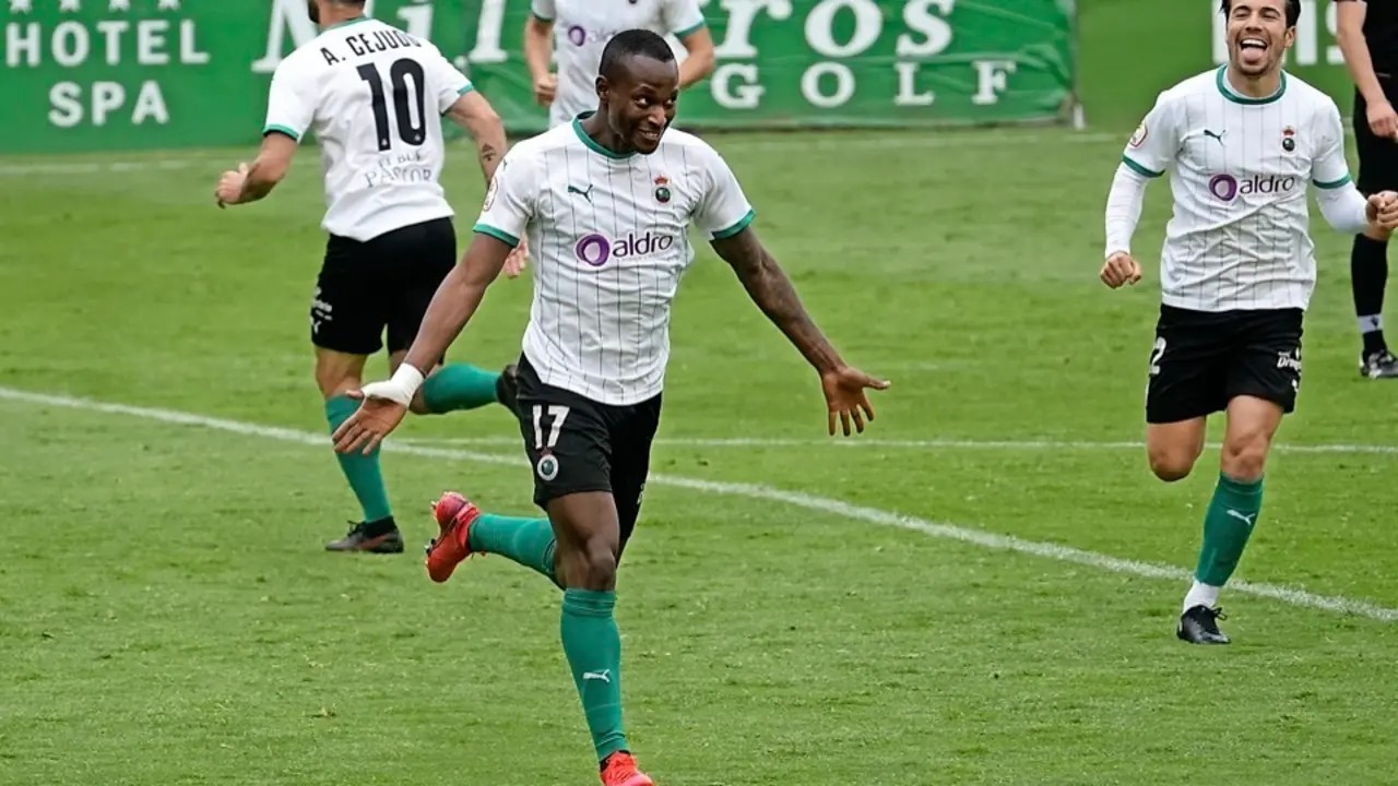 Cedric se va hacia una banda para celebrar con los compa&ntilde;eros su segundo gol mientras Cejudo va a donde Soko, el autor de la asistencia. / Hardy