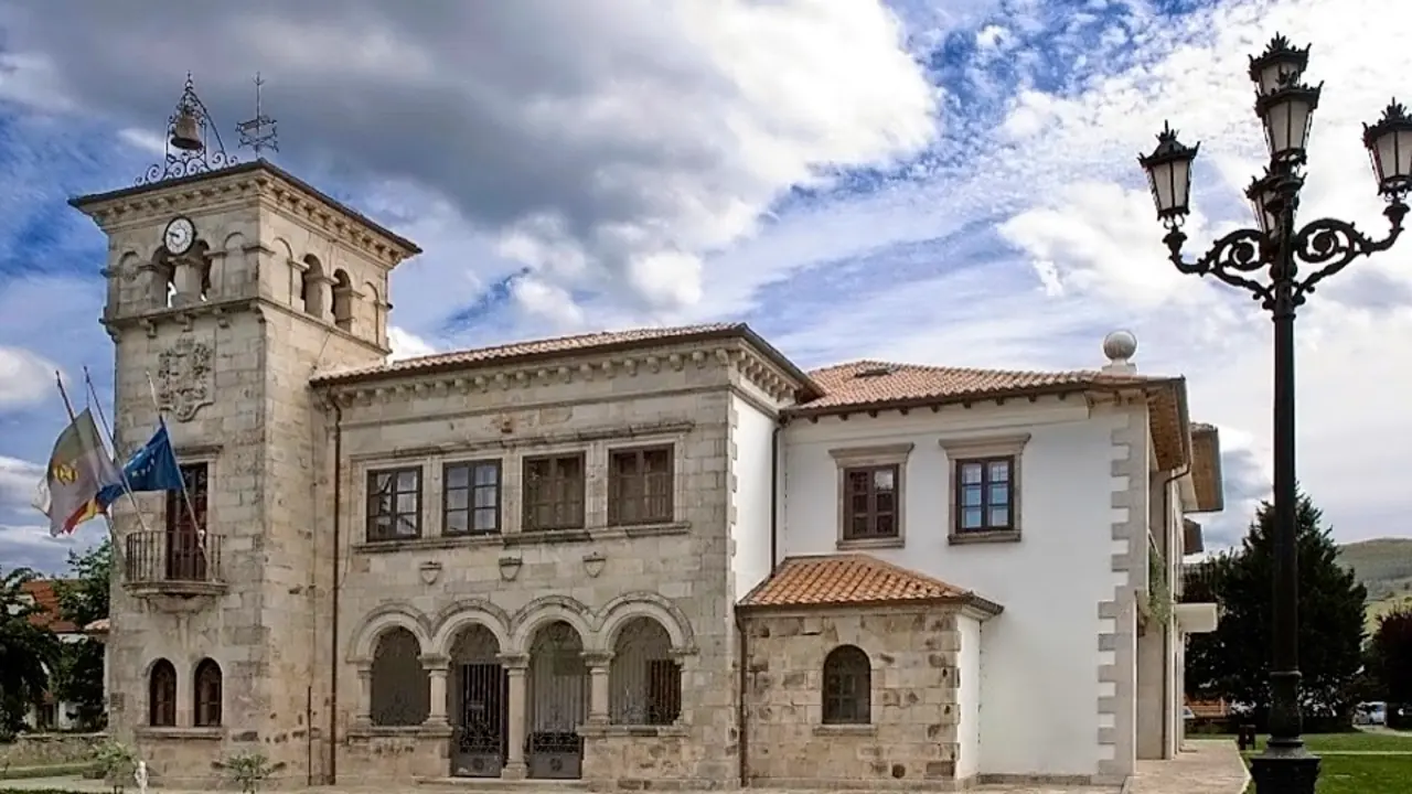 Fachada del Ayuntamiento de Santa Mar&iacute;a de Cay&oacute;n. / ALERTA