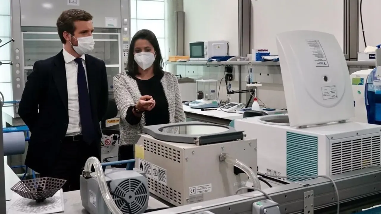 El l&iacute;der del PP, Pablo Casado, visita las instalaciones de la fundaci&oacute;n Parque Cient&iacute;fico de Madrid situadas en la localidad madrile&ntilde;a de Cantoblanco. En Madrid, a 29 de abril de 2021.