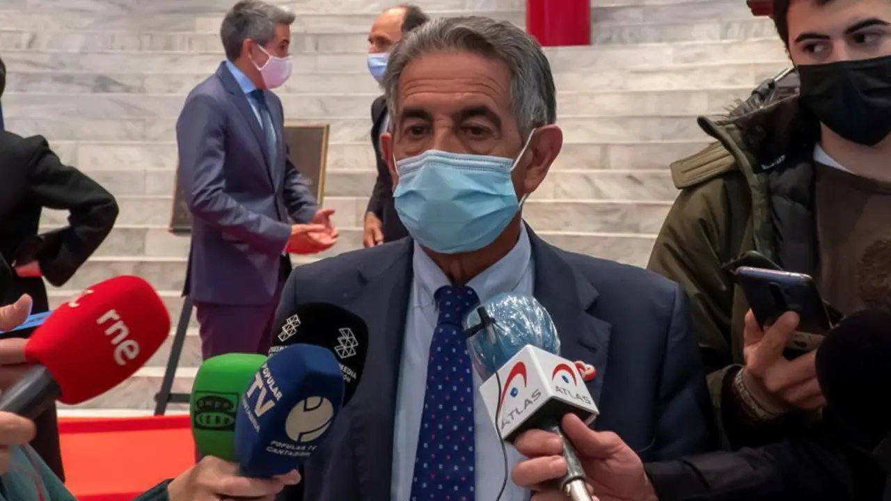 El presidente de Cantabria, Miguel &Aacute;ngel Revilla atiende a la prensa durante su participaci&oacute;n en el acto conmemorativo del 30 aniversario del Palacio de Festivales hoy en Santander. EFE/ Rom&aacute;n G. Aguilera