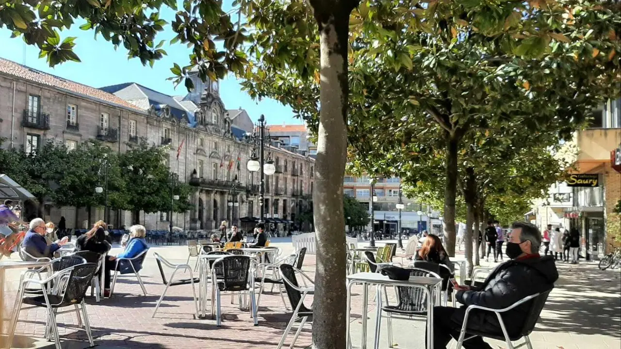 Varias terrazas delante del Ayuntamiento de Torrelavega. / S. D&Iacute;AZ