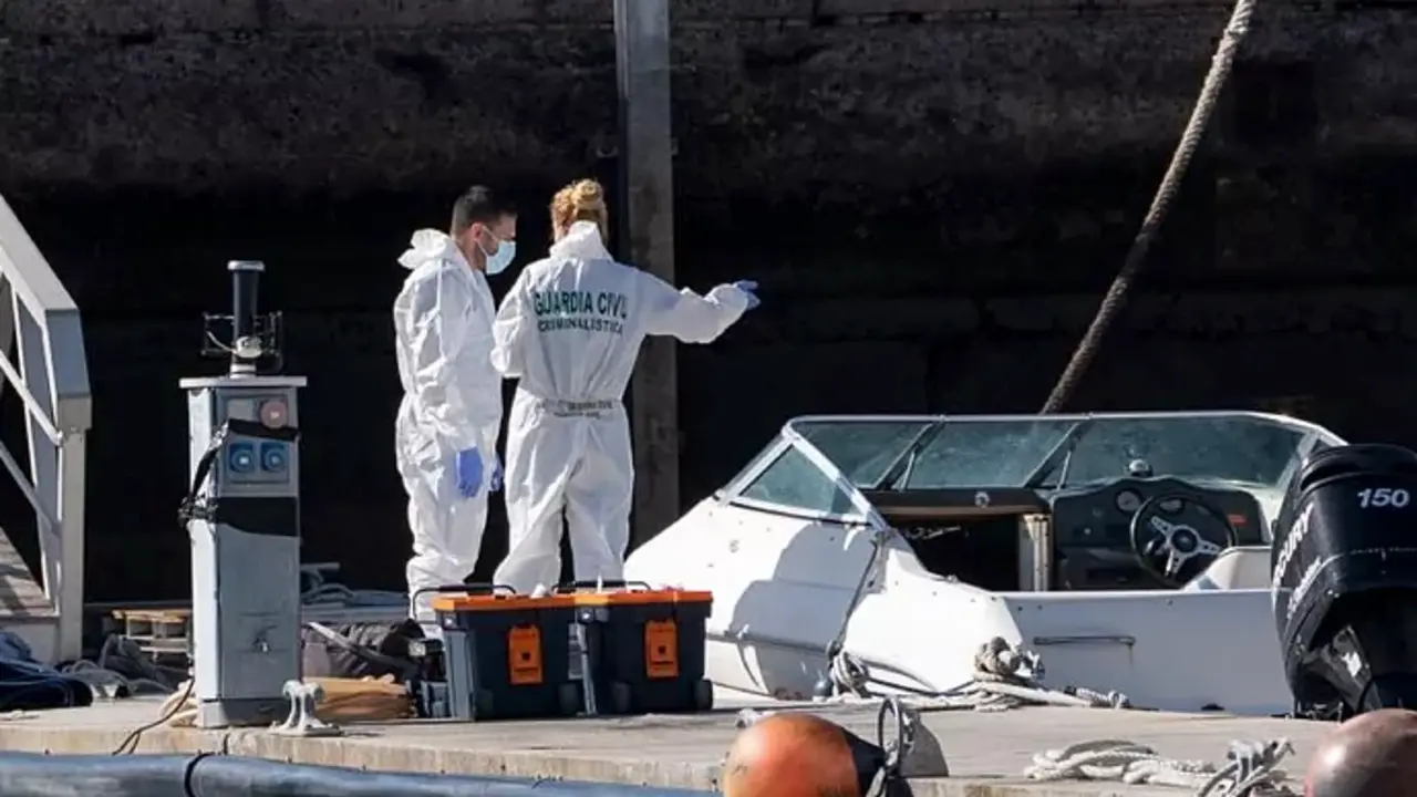 Agentes de la Guardia Civil analizan la barca del desaparecido.EFE