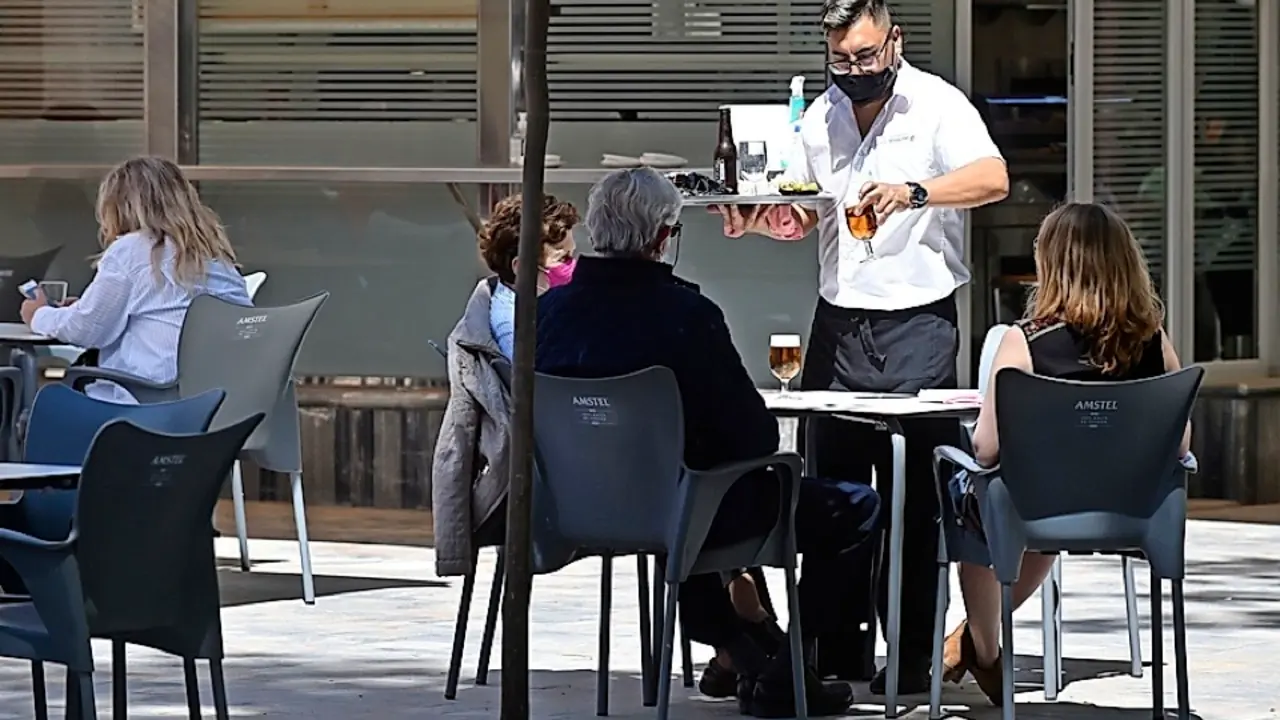 Un camarero sirve las bebidas en un establecimiento hostelero. / ALERTA