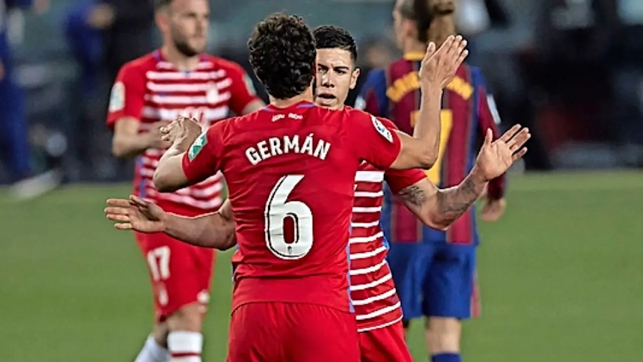 Los jugadores del Granada celebran la victoria sobre el Barcelona. / EFe