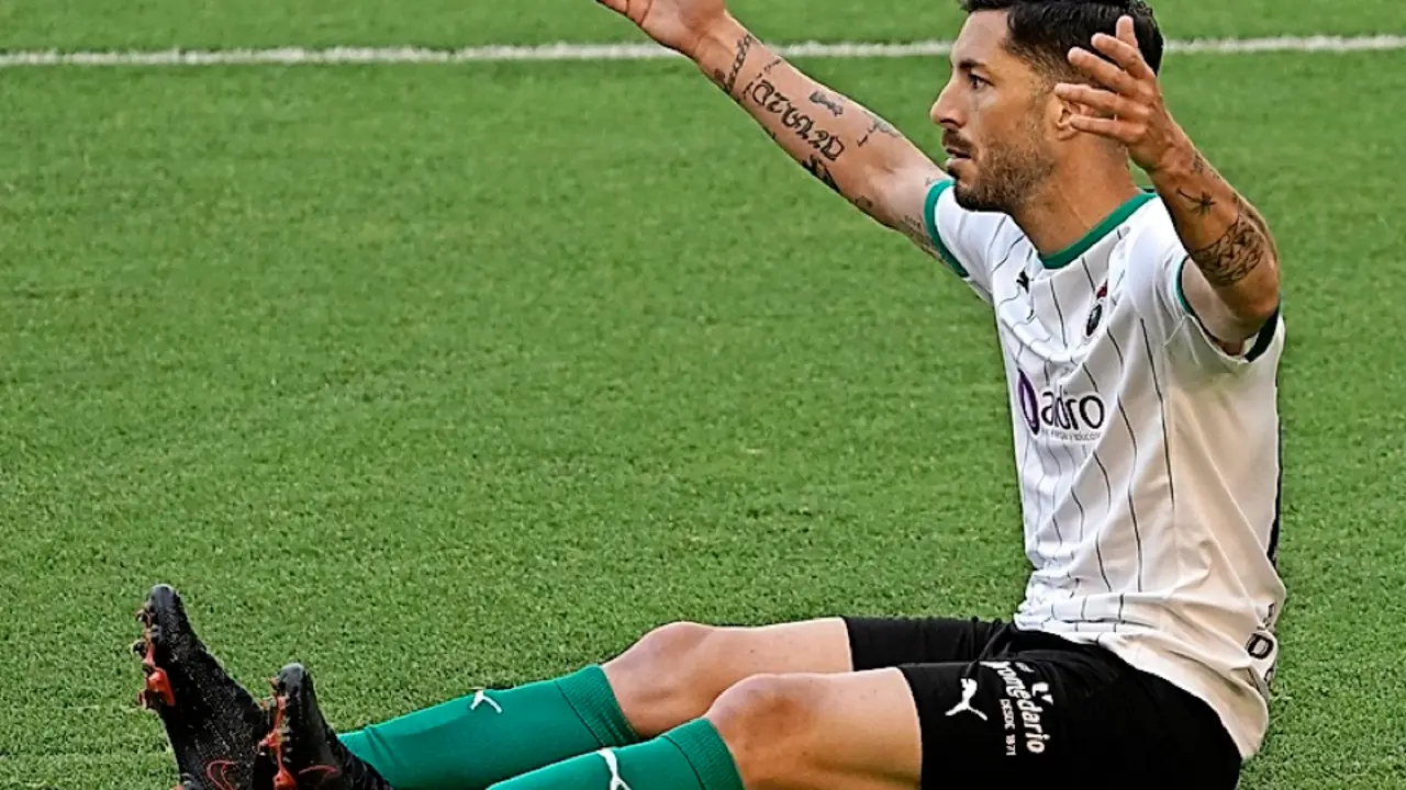&Aacute;lvaro Cejudo es uno de los jugadores que acaba contrato el pr&oacute;ximo treinta de junio. / Hardy