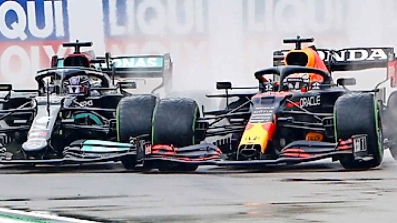Lewis Hamilton y Max Verstappen en un momento de la &uacute;ltima carrera. / EFE