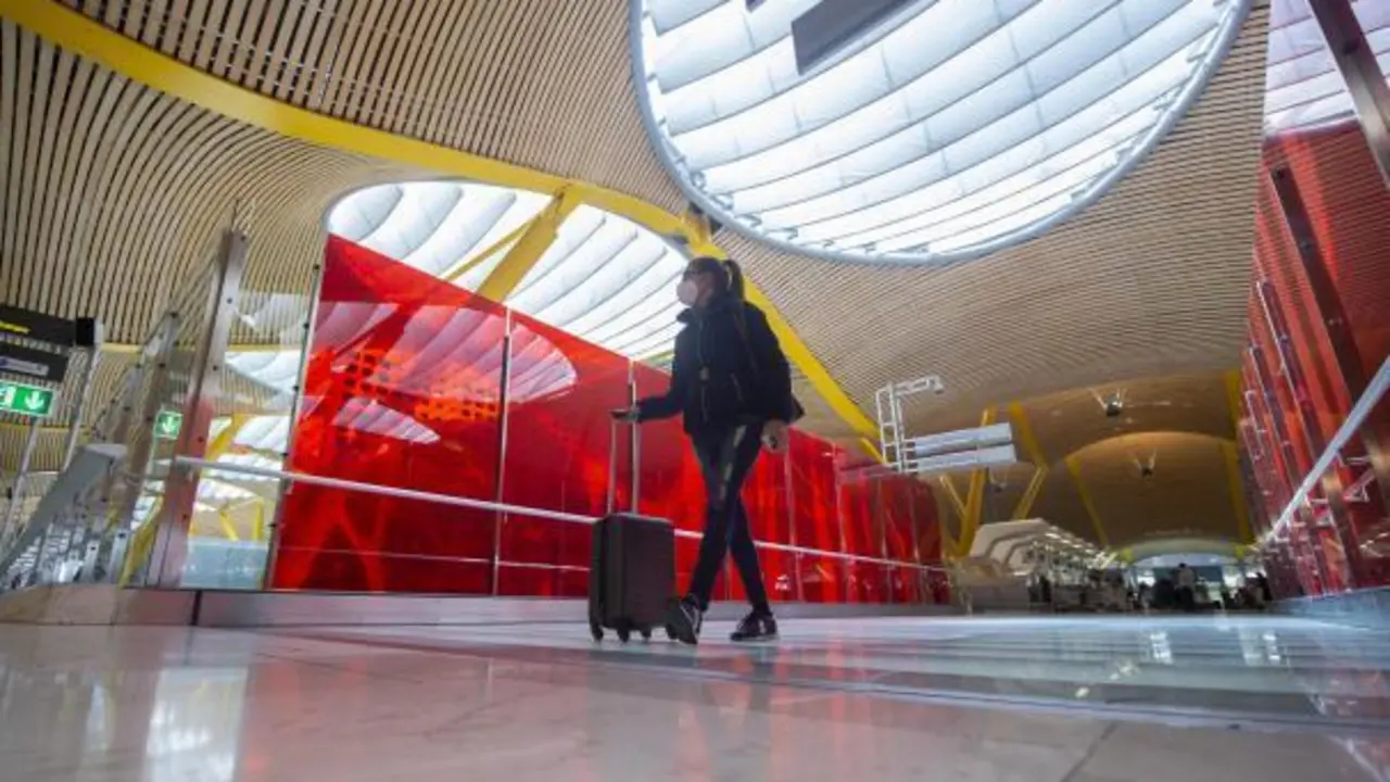 Una viajera por el aeropuerto de Barajas en Madrid. / E.Press