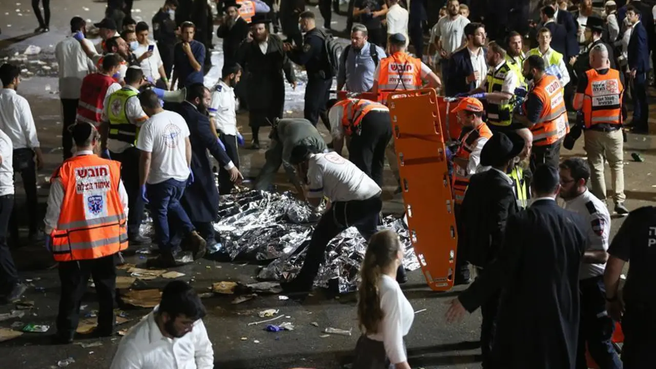 Funcionarios de seguridad israel&iacute;es y rescatistas inspeccionan los cad&aacute;veres de docenas de jud&iacute;os ultraortodoxos que murieron durante un evento en un complejo de juerga durante Lag Ba'Omer; en el Monte Meron, Israel, 29 de abril de 2021. Decenas de personas murieron y resultaron heridas en el complejo de juergas del monte Meron, despu&eacute;s de que se produjera una aparente estampida durante un evento que marcaba el final de la festividad jud&iacute;a de Lag Ba'Omer, el d&iacute;a que marca el aniversario de la muerte del rabino Shimon bar Yochai, un sabio de hace unos 1.800 a&ntilde;os, y el d&iacute;a en que revel&oacute; los secretos de la 'kabbalah', o misticismo jud&iacute;o. EFE/EPA/DAVID COHEN ISRAEL FUERA