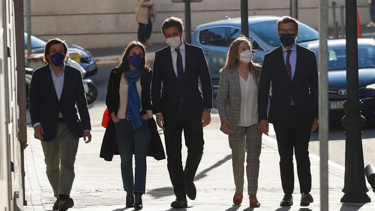 El presidente del PP, Pablo Casado (c), asiste la mesa redonda "Galicia-Madrid en la vida y la obra de Emilio Pardo Baz&aacute;n" junto al alcalde de Madrid, Jos&eacute; Luis Mart&iacute;nez-Almeida (i), el presidente de la Xunta de Galicia, Alberto N&uacute;&ntilde;ez Feij&oacute;o (d), la delegada de Cultura del Ayuntamiento de Madrid, Andrea Levy (2-d), y la portavoz del PP, Ana Pastor (2-d), este martes en la Casa de Galicia en Madrid. EFE/Zipi