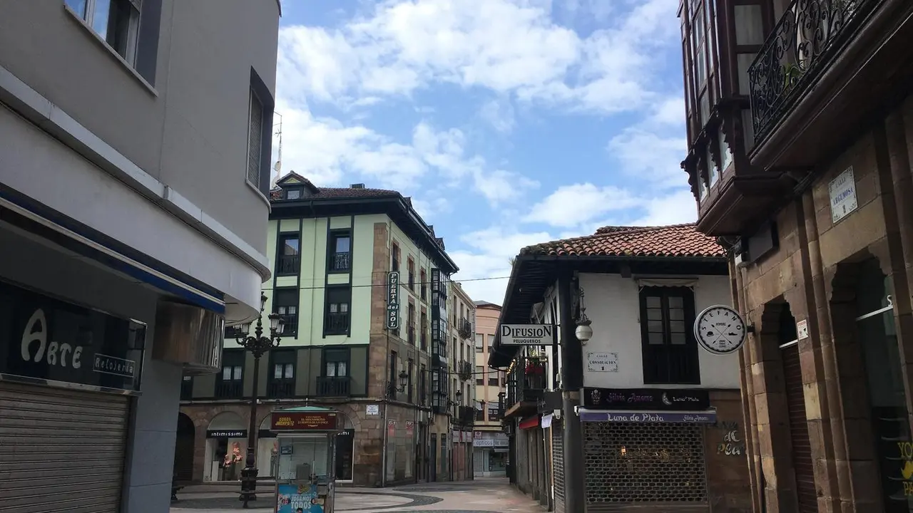 Vista de la calle Consolaci&oacute;n en Torrelavega. / S. D&iacute;az