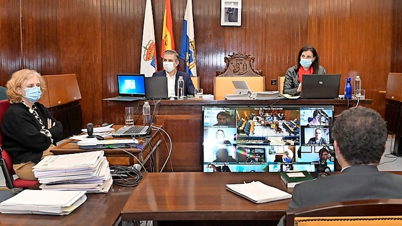 Imagen de un Pleno del Ayuntamiento de Santander en &eacute;poca de pandemia. / ArChiVo - AlErtA