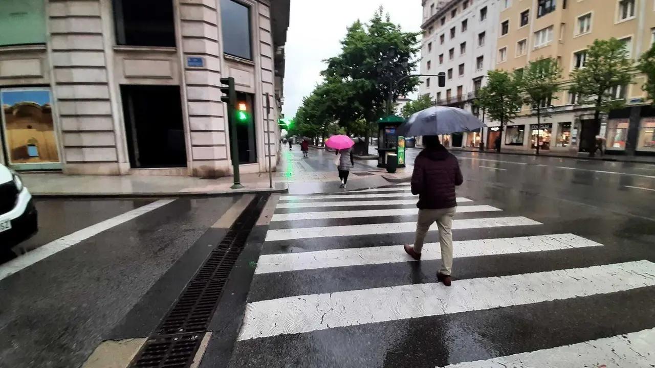 Varias personas transitan por la ciudad de Santander en un d&iacute;a en el que los contagios por coronavirus crecen. / S.D&Iacute;AZ