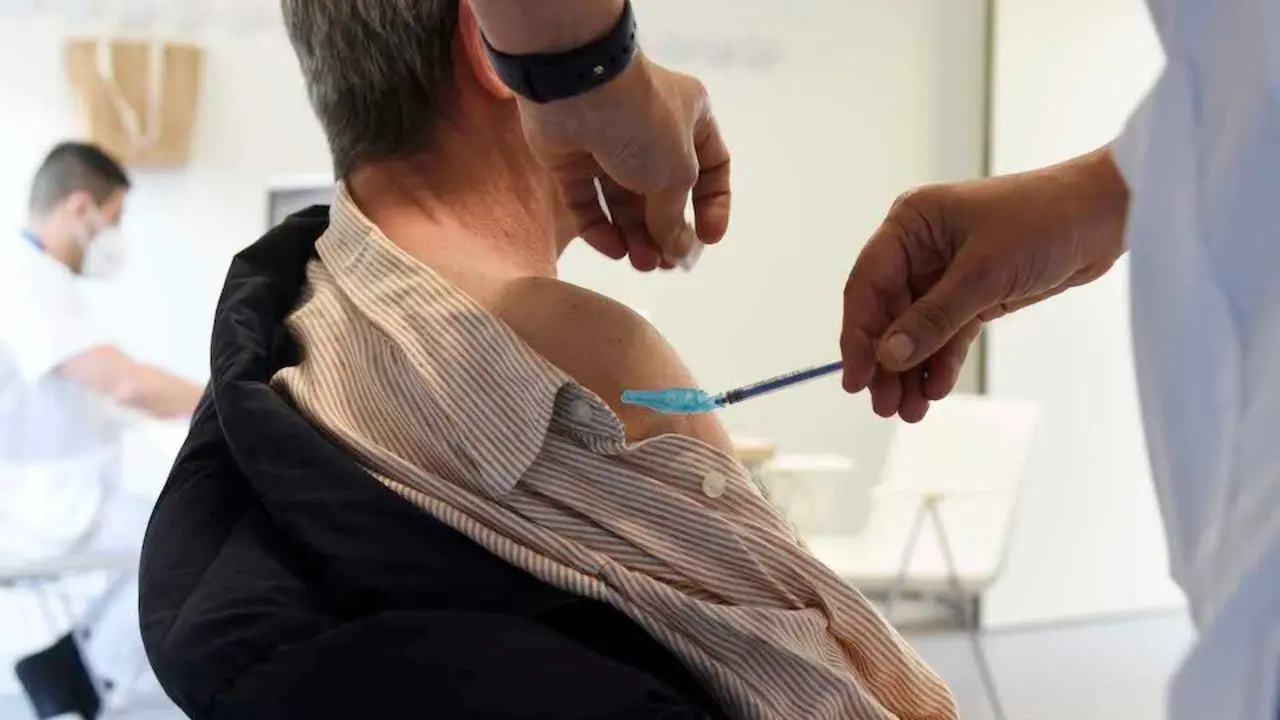 Sanitarios vacunan a una personas mayores de 80 a&ntilde;os con la dosis de Moderna y polic&iacute;as, bomberos y profesores con la vacuna de AstraZeneca en el hospital &Aacute;lvaro Cunqueiro de Vigo, en Vigo, Pontevedra, Galicia (Espa&ntilde;a), a 1 de abril de 2021. El Servicio Gallego de Salud (SERGAS) tiene previsto que el lunes, todos los mayores de 80 a&ntilde;os tengan puesta la primera dosis de la vacuna.
01 ABRIL 2021;VACUNACI&Oacute;N;ASTRAZENECA;MODERNA;PROFESORES;POLIC&Iacute;A;BOMBEROS;CORONAVIRUS
Europa Press
1/4/2021