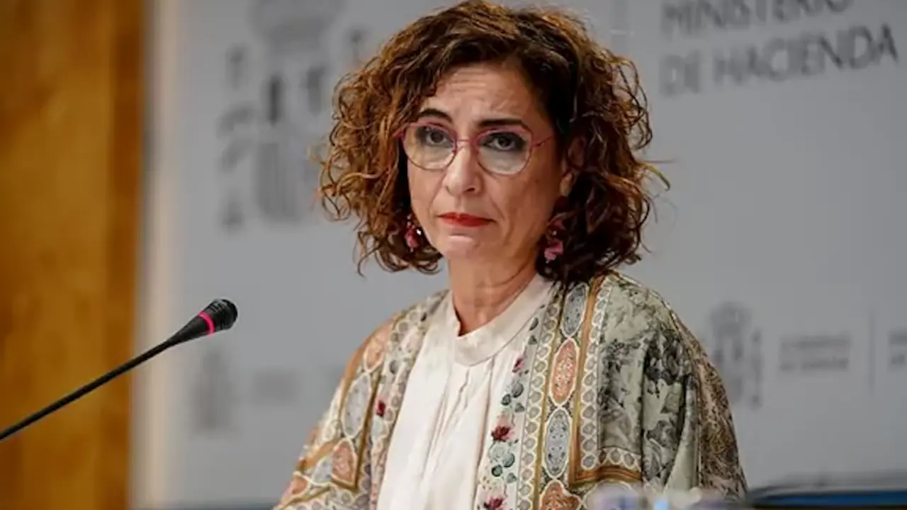 La ministra de Hacienda, Maria Jes&uacute;s Montero, durante la presentaci&oacute;n de las proyecciones de d&eacute;ficit.E. P.