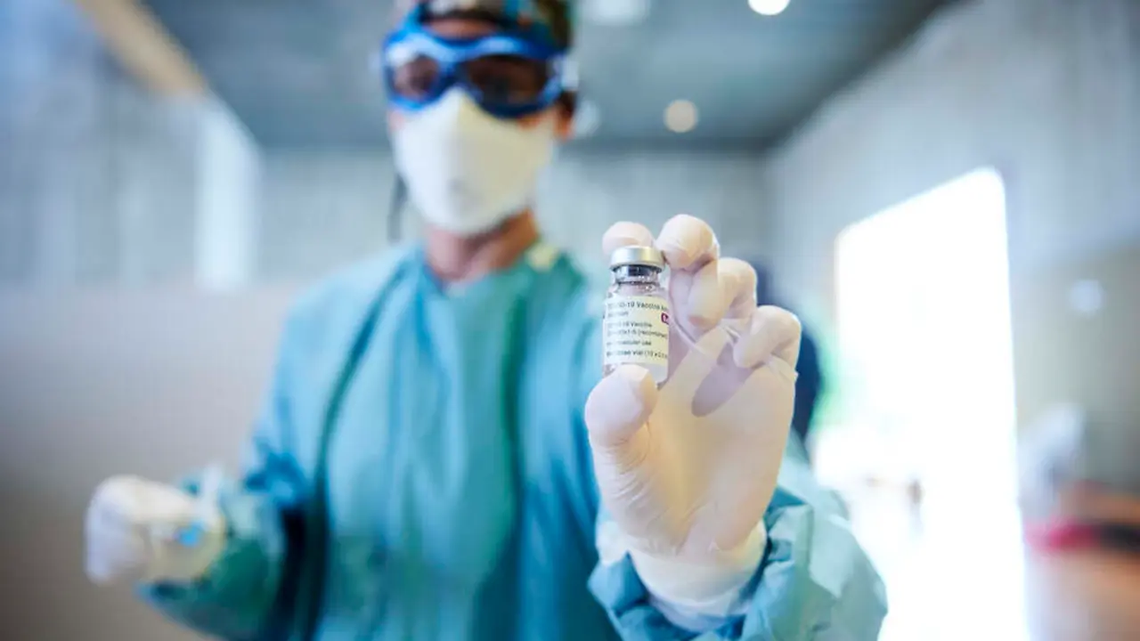 Una profesional sanitaria sostiene un vial con la vacuna de AstraZeneca. / 
Juan Manuel Serrano Arce / Europa Press